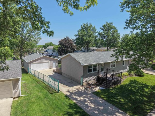 206 Spruce Hills Drive, Cedar Falls, IA 50613