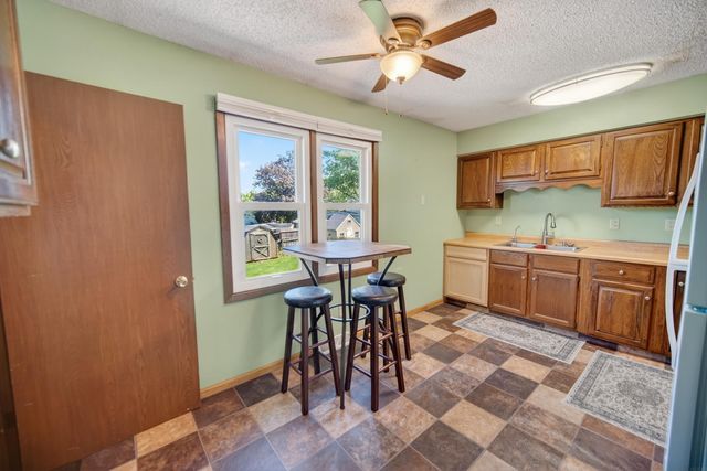 206 Spruce Hills Drive, Cedar Falls, IA 50613
