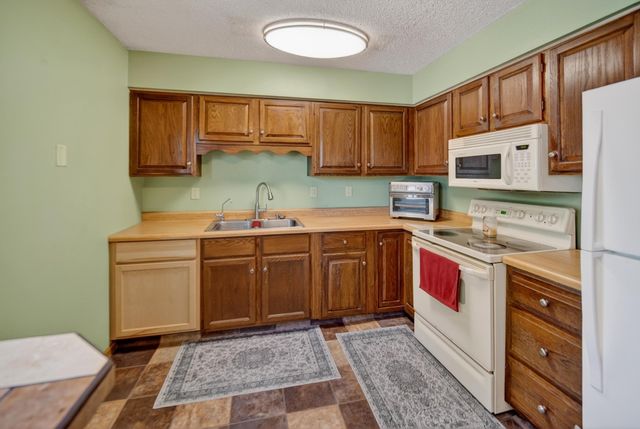 206 Spruce Hills Drive, Cedar Falls, IA 50613