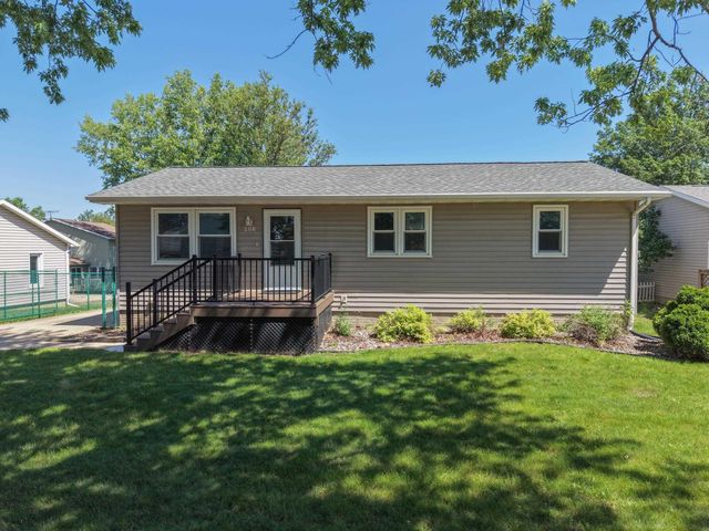 206 Spruce Hills Drive, Cedar Falls, IA 50613