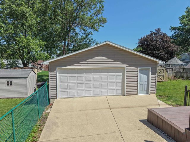 206 Spruce Hills Drive, Cedar Falls, IA 50613
