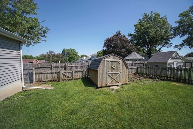 206 Spruce Hills Drive, Cedar Falls, IA 50613