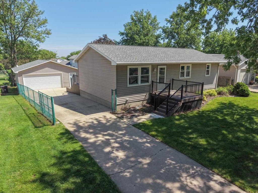 206 Spruce Hills Drive, Cedar Falls, IA 50613