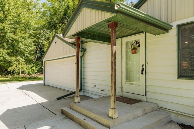 248 E Ottawa AVENUE, Dousman, WI 53118