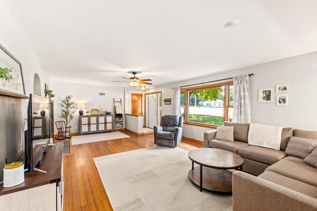 248 E Ottawa AVENUE, Dousman, WI 53118