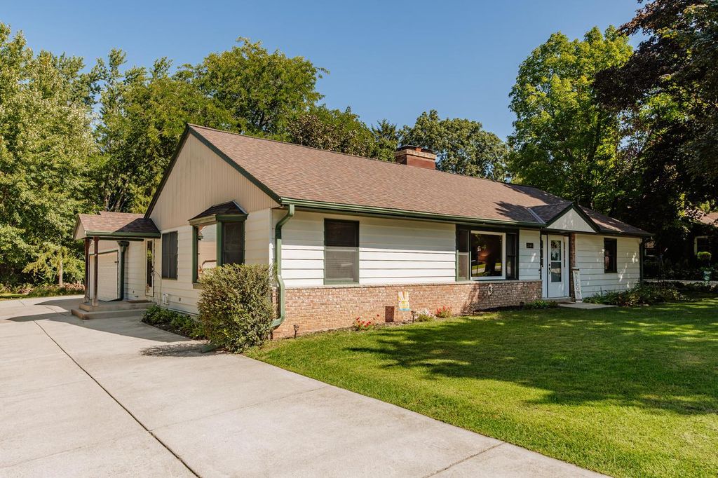 248 E Ottawa AVENUE, Dousman, WI 53118
