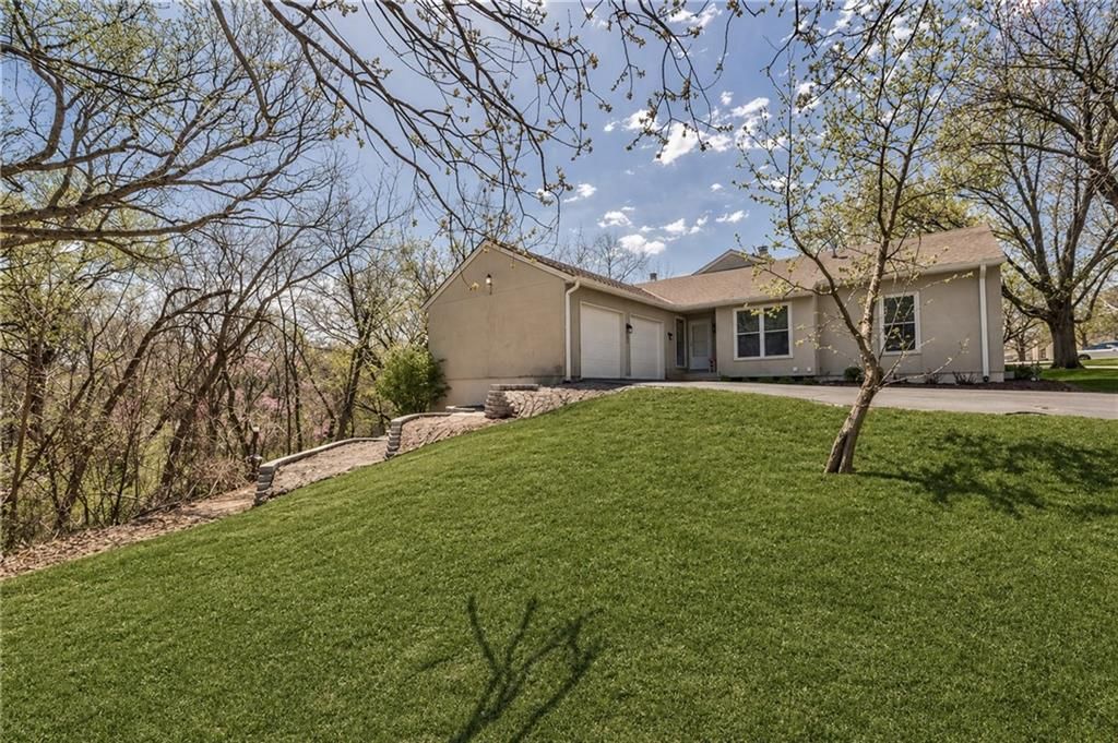 10781 Oakmont Street, Overland Park, KS 66210