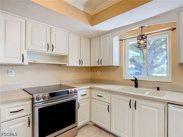 842 Pangola DR, North Fort Myers, FL 33903