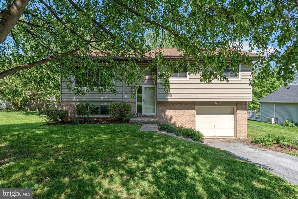 3807 HILLCREST DR, Columbia, PA 17512