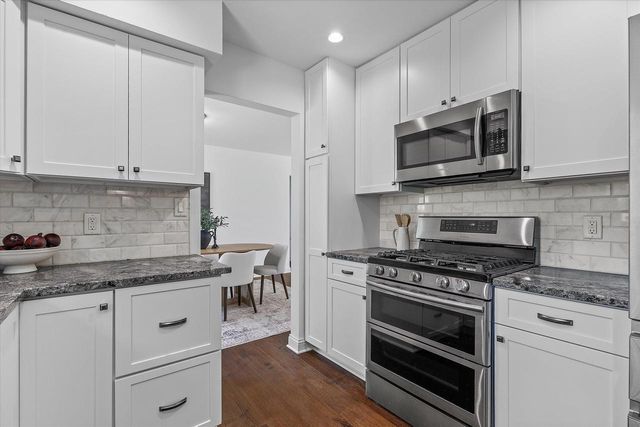 11318 N Glenwood DRIVE, Mequon, WI 53097