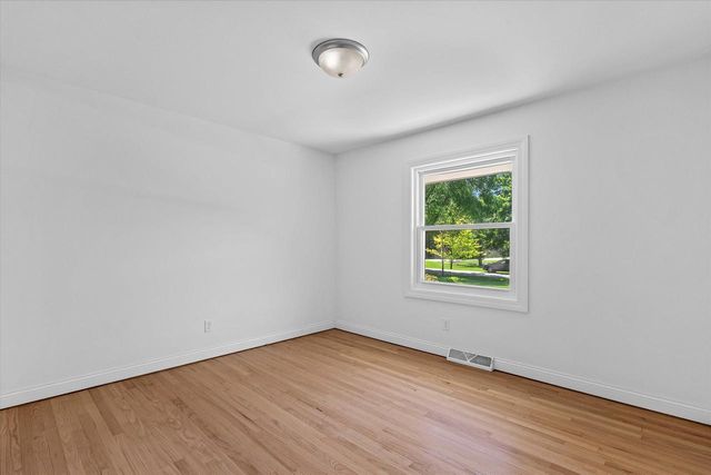 11318 N Glenwood DRIVE, Mequon, WI 53097