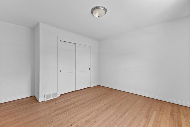11318 N Glenwood DRIVE, Mequon, WI 53097