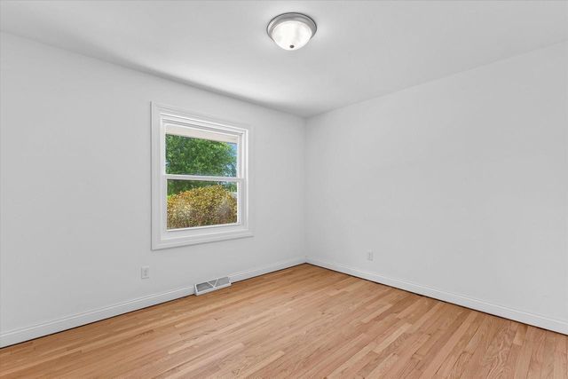 11318 N Glenwood DRIVE, Mequon, WI 53097