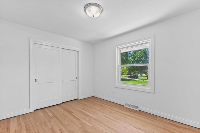 11318 N Glenwood DRIVE, Mequon, WI 53097