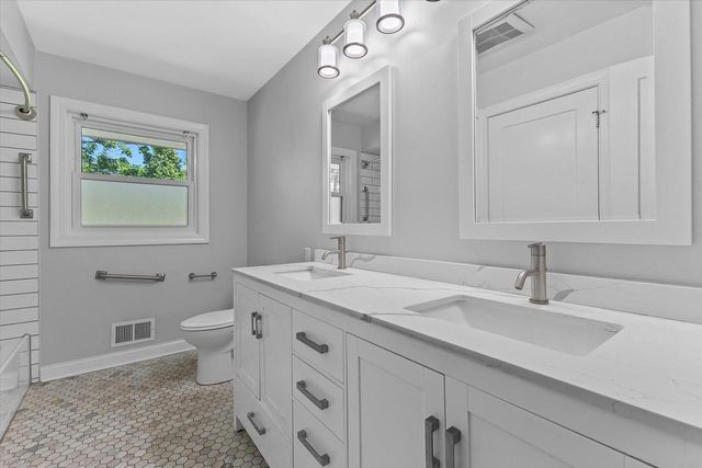 11318 N Glenwood DRIVE, Mequon, WI 53097