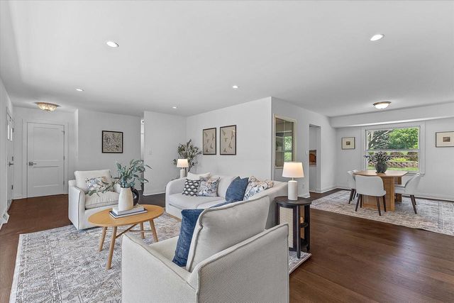 11318 N Glenwood DRIVE, Mequon, WI 53097