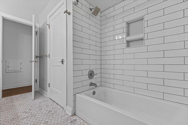 11318 N Glenwood DRIVE, Mequon, WI 53097