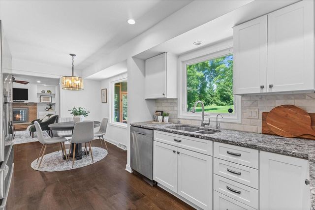 11318 N Glenwood DRIVE, Mequon, WI 53097