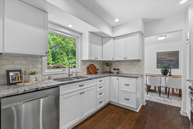 11318 N Glenwood DRIVE, Mequon, WI 53097