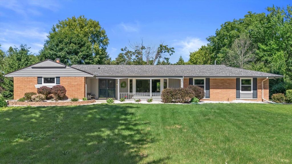 11318 N Glenwood DRIVE, Mequon, WI 53097