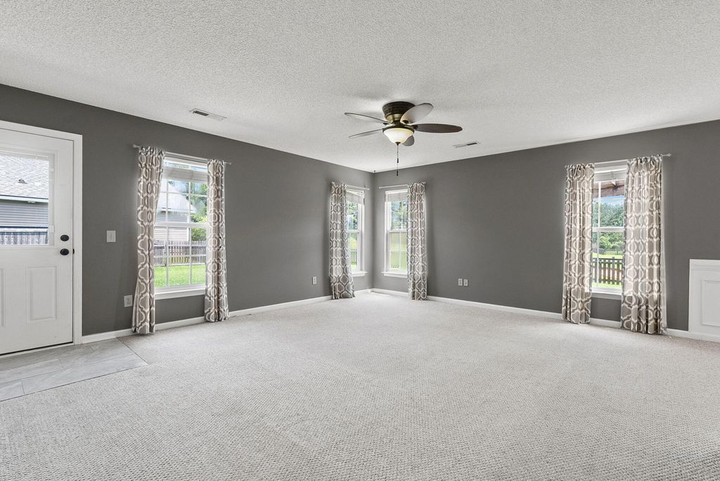 Image 10 of property listing at 303 Seneca River Drive, Summerville, SC 29485