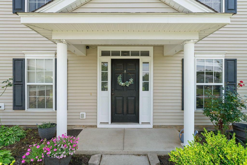 Image 2 of property listing at 303 Seneca River Drive, Summerville, SC 29485
