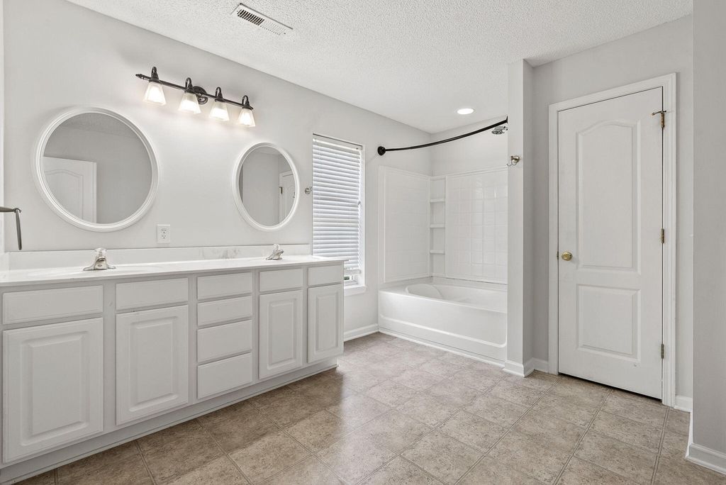 Image 23 of property listing at 303 Seneca River Drive, Summerville, SC 29485