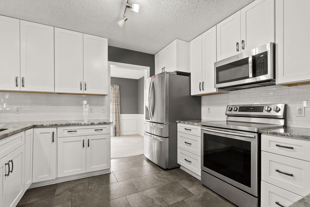 Image 3 of property listing at 303 Seneca River Drive, Summerville, SC 29485