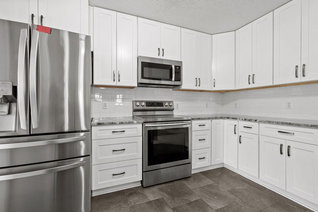 Image 4 of property listing at 303 Seneca River Drive, Summerville, SC 29485