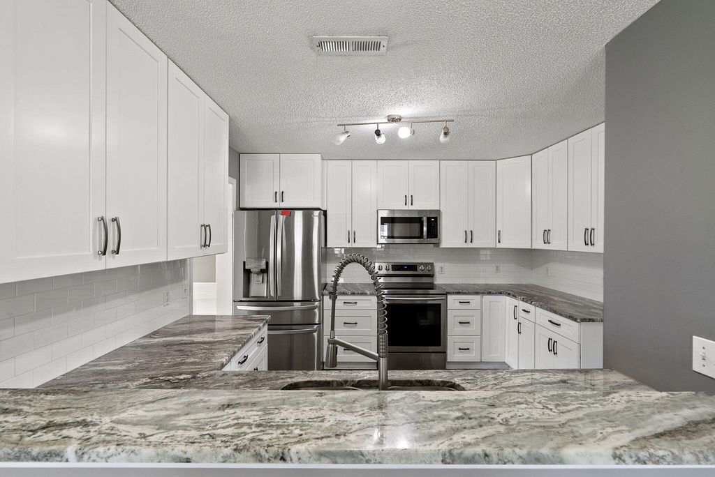 Image 5 of property listing at 303 Seneca River Drive, Summerville, SC 29485