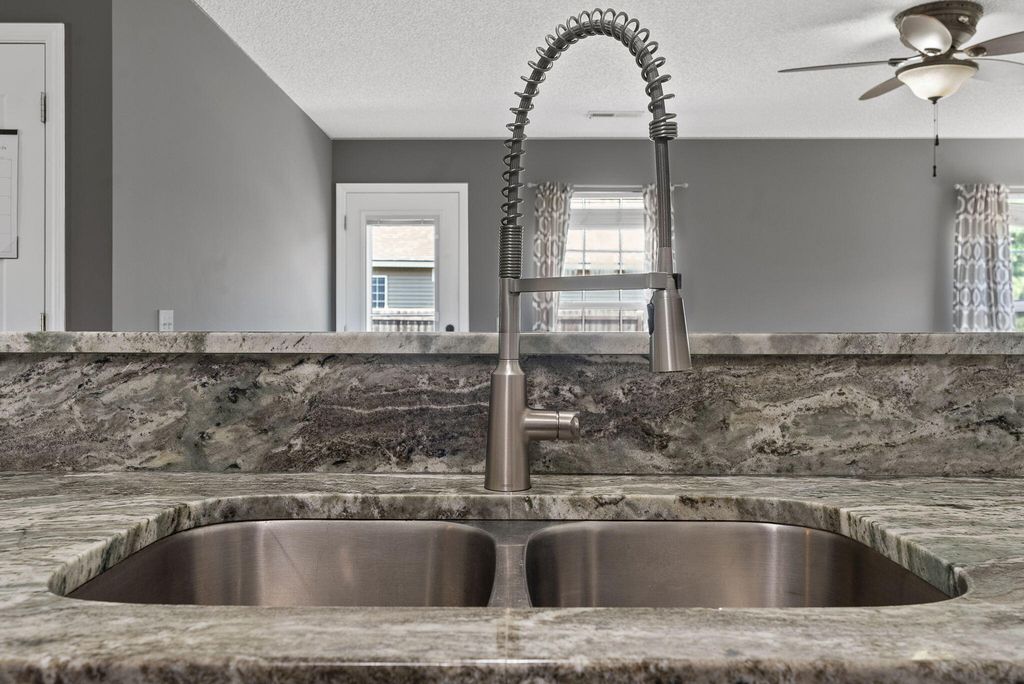 Image 7 of property listing at 303 Seneca River Drive, Summerville, SC 29485