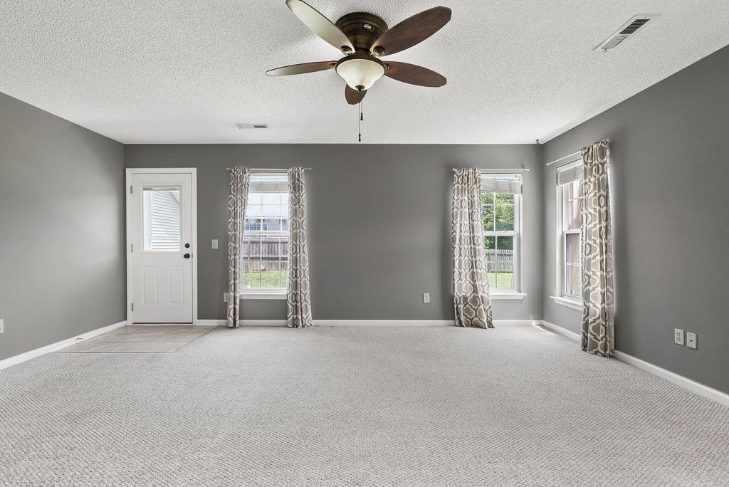 Image 8 of property listing at 303 Seneca River Drive, Summerville, SC 29485