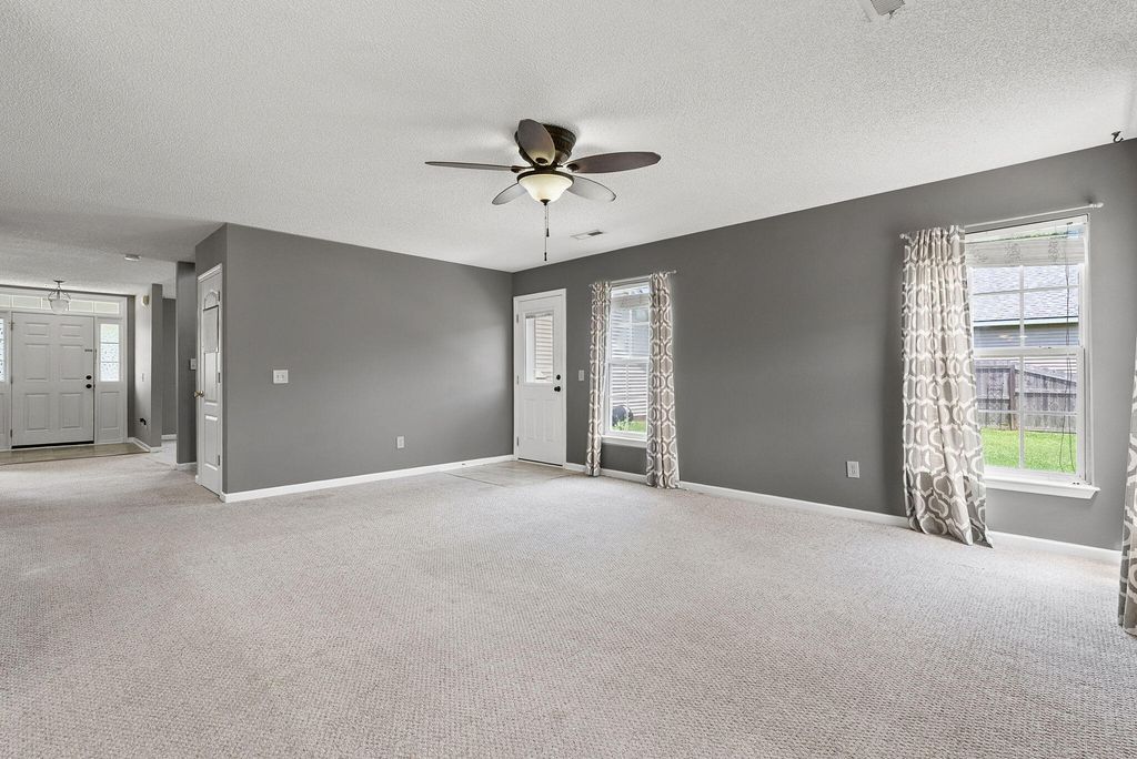Image 9 of property listing at 303 Seneca River Drive, Summerville, SC 29485