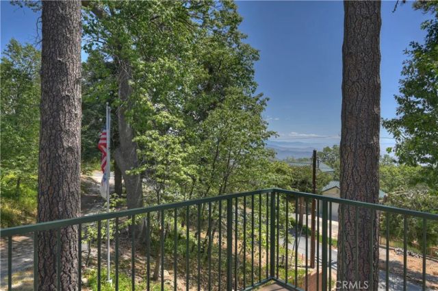 30 Park Drive, Running Springs, CA 92382
