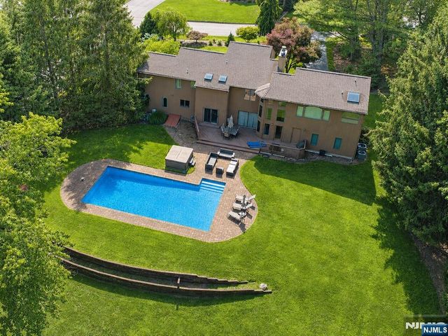 88 Van Blarcom Lane, Wyckoff, NJ 07481