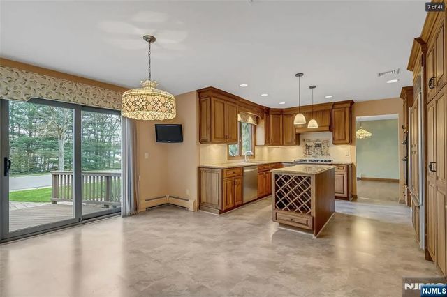 88 Van Blarcom Lane, Wyckoff, NJ 07481