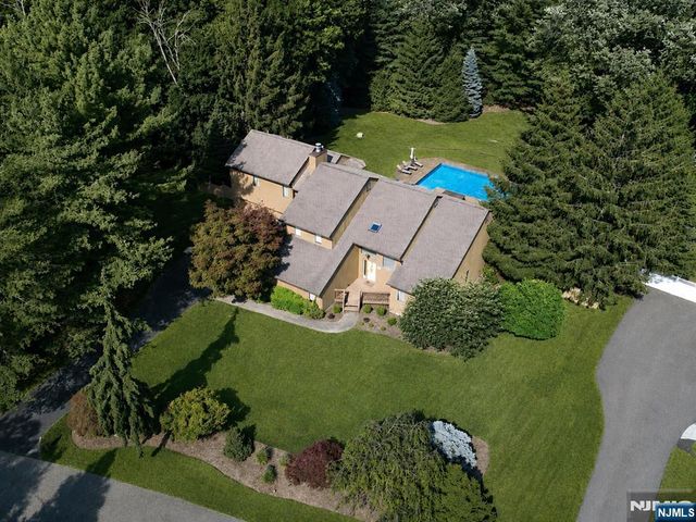 88 Van Blarcom Lane, Wyckoff, NJ 07481