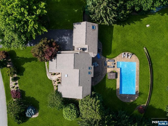 88 Van Blarcom Lane, Wyckoff, NJ 07481