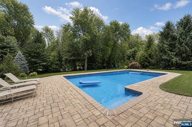 88 Van Blarcom Lane, Wyckoff, NJ 07481