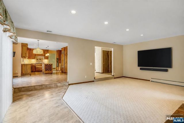 88 Van Blarcom Lane, Wyckoff, NJ 07481
