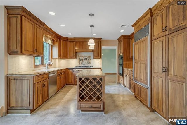 88 Van Blarcom Lane, Wyckoff, NJ 07481