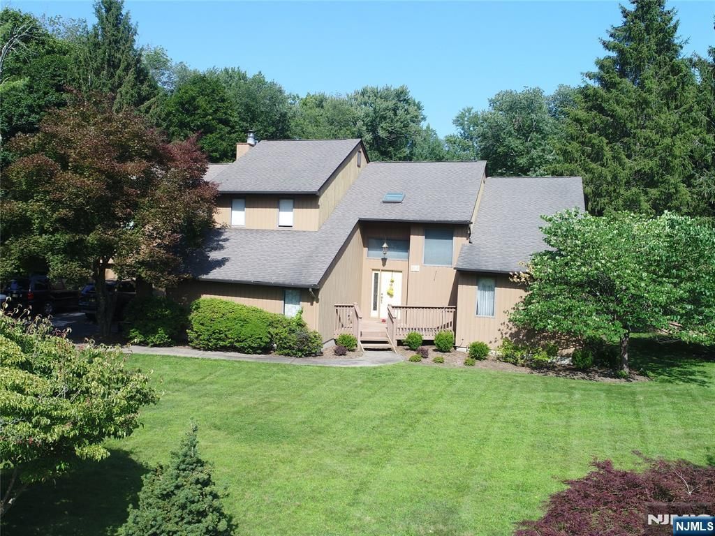88 Van Blarcom Lane, Wyckoff, NJ 07481