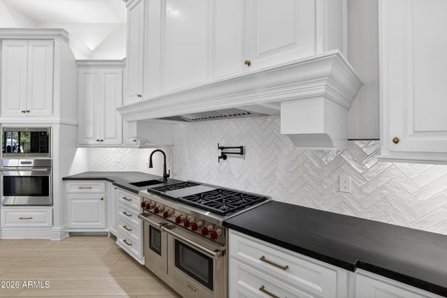 2748 E WARBLER Road, Gilbert, AZ 85297