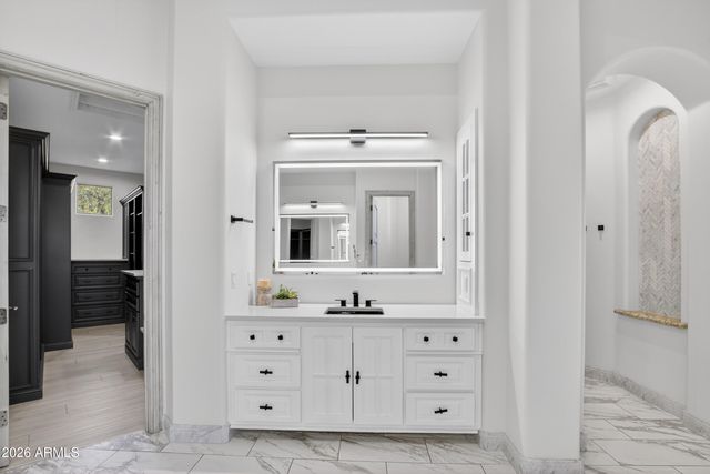 2748 E WARBLER Road, Gilbert, AZ 85297