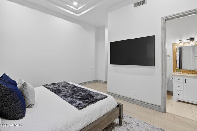 2748 E WARBLER Road, Gilbert, AZ 85297