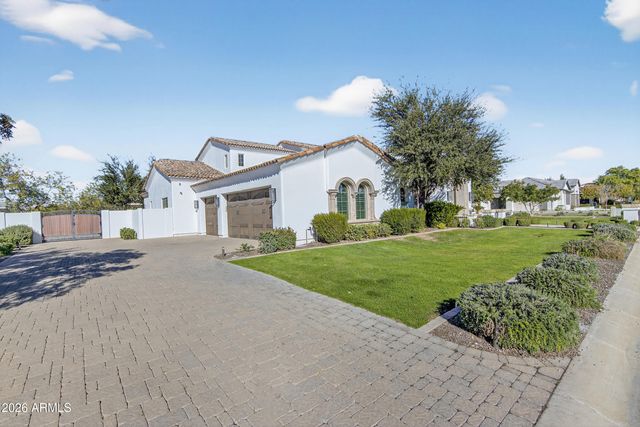 2748 E WARBLER Road, Gilbert, AZ 85297