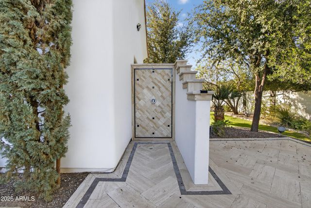 2748 E WARBLER Road, Gilbert, AZ 85297