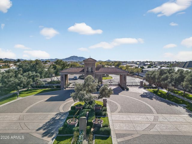 2748 E WARBLER Road, Gilbert, AZ 85297