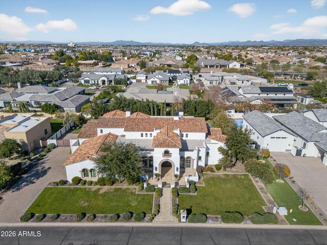 2748 E WARBLER Road, Gilbert, AZ 85297