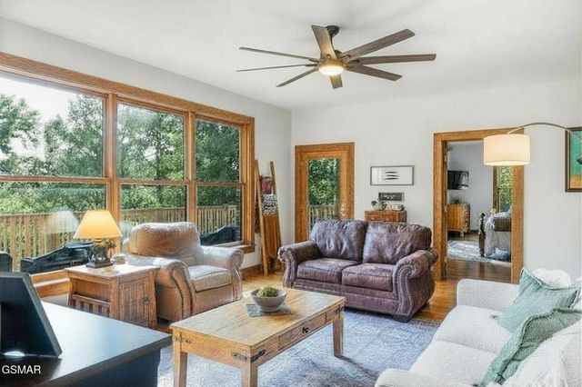 2417 Sylvan Glen Way, Pigeon Forge, TN 37863